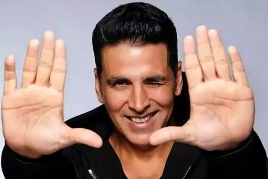 বলিপাড়ার অন্দরমহল সূত্রে খবর, মুক্তির পর বক্স অফিসে ব্যবসা করে ‘হেরা ফেরি ৩’ যা লাভ করবে সেই লভ্যাংশের কিছু পরিমাণ অক্ষয়কে দেওয়া হবে বলে ফিরোজের সঙ্গে চুক্তি করেন বলিউডের ‘খিলাড়ি’।