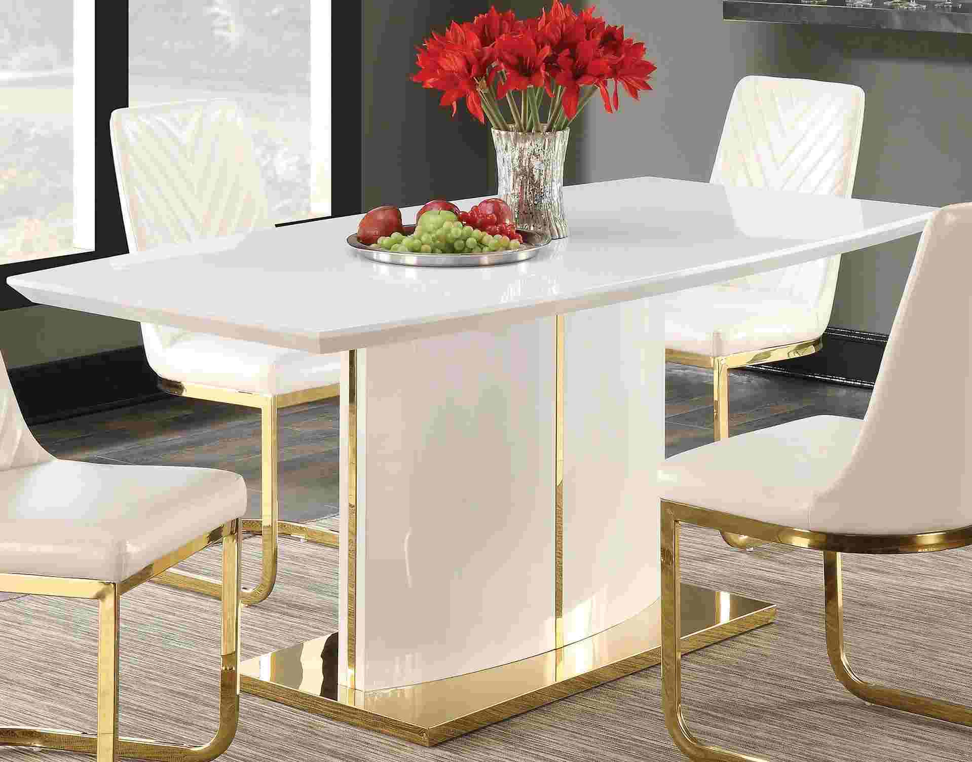 ৪. সাদা প্লাস্টিকের খাবার টেবিল - টাকার দিক দিয়ে সব চেয়ে সাশ্রয়ী, অথচ নকশাদার।