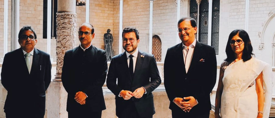 বৈঠকের পর (বাঁ দিকে থেকে) আলাপন বন্দ্যোপাধ্যায়, হরিকৃষ্ণ দ্বিবেদী, পেরে গার্সিয়া, দীনেশ পট্টনায়েক এবং বন্দনা যাদব।