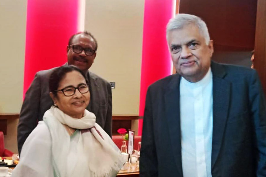 শ্রীলঙ্কার প্রেসিডেন্ট রনিল বিক্রমসিঙ্ঘের সঙ্গে মুখ্যমন্ত্রী। 