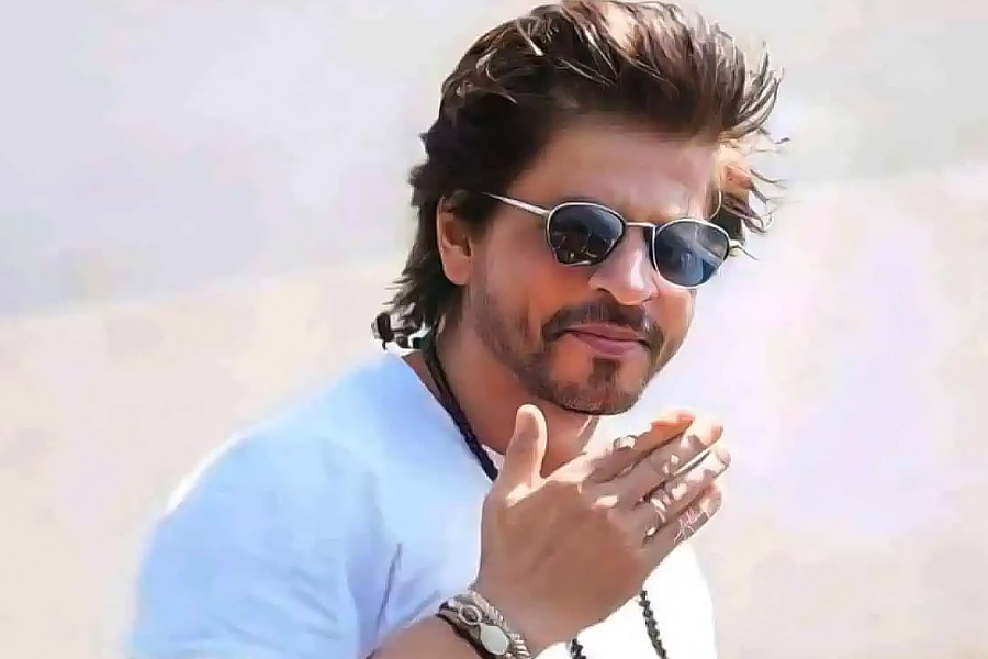 কথায় রয়েছে, ‘নামে কী আসে যায়?’ কিন্তু নামের মধ্যেই যে সব লুকিয়ে রয়েছে এমনটাই যেন আভাস দিয়েছিলেন এক বলি তারকা। শাহরুখ খানের ছবির স্রেফ নাম ভাল নয়, সে কারণে কাজ করতে রাজি হননি। পরে ছবি হিট হওয়ার পর কম পস্তাতে হয়নি সেই বলি তারকাকে।