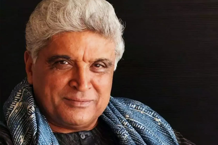 সাক্ষাৎকারে কর্ণ জানান, বলিপাড়ার প্রথম সারিরগীতিকার জাভেদ আখতার নাকি কর্ণের প্রথম ছবির নাম শুনে আপত্তি জানিয়েছিলেন। এমনকি ‘কুছ কুছ হোতা হ্যায়’ ছবিতে কাজের প্রস্তাব দেওয়া হলেও তিনি ফিরিয়ে দেন।