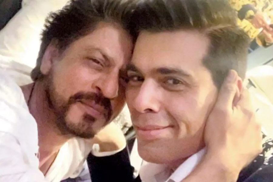 কিন্তু কর্ণের প্রস্তাবে রাজি হননি জাভেদ। কর্ণের দাবি, প্রস্তাব খারিজ করার কারণ জানতে চাওয়া হলে জাভেদ জানান, তিনি ‘কুছ কুছ হোতা হ্যায়’ ছবির জন্য কোনও গান লিখতে পারবেন না। কারণ ছবির নামই তাঁর পছন্দ হয়নি।