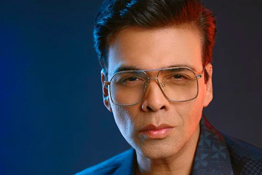 জাভেদের মানা করা সত্ত্বেও কর্ণ তাঁকে রাজি করানোর চেষ্টা করেন। সাক্ষাৎকারে কর্ণ বলেন, ‘‘আমি ওঁকে জানিয়ে ছিলাম যে ওঁর সঙ্গে কাজ করার আমার কতটা ইচ্ছা রয়েছে। তবু কিছুতেই জাভেদকে রাজি করানো গেল না।’’