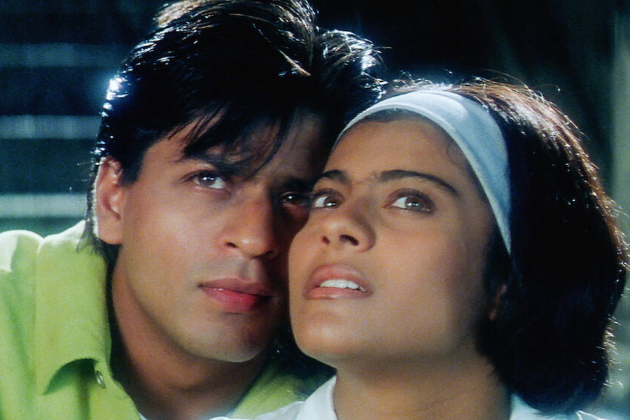 জাভেদের সঙ্গে কাজ করার ইচ্ছাপ্রকাশ করলে কর্ণকে গীতিকার আশ্বাস দেন যে তিনি ভবিষ্যতে কর্ণের সঙ্গে অবশ্যই কাজ করবেন। কিন্তু ‘কুছ কুছ হোতা হ্যায়’ ছবির গান নিয়ে কাজ করতে রাজি নন তিনি।