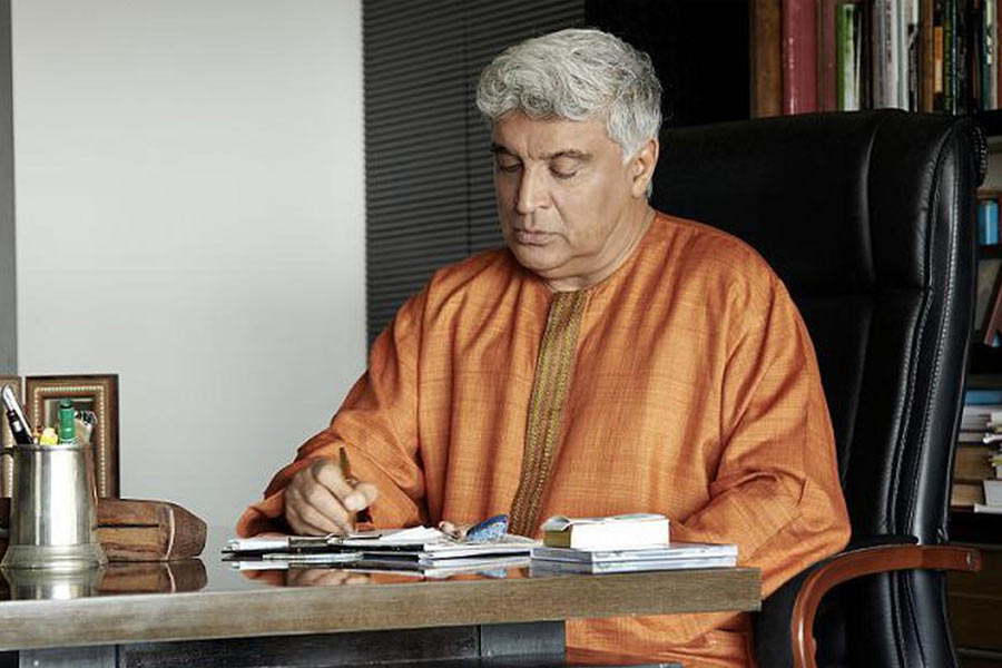 কর্ণের দাবি, ‘কুছ কুছ হোতা হ্যায়’ ছবির সাফল্য লক্ষ করে মত বদলে ফেলেন জাভেদ। কর্ণকে ফোন করে জাভেদ অনুশোচনা প্রকাশ করেন।