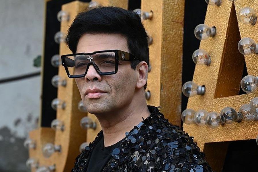 তবে শুধু গীতিকার নির্বাচনের ক্ষেত্রেই নয়, পার্শ্বচরিত্রের জন্য অভিনেতা বাছাইয়ের ক্ষেত্রেও সমস্যায় পড়তে হয় কর্ণকে। 