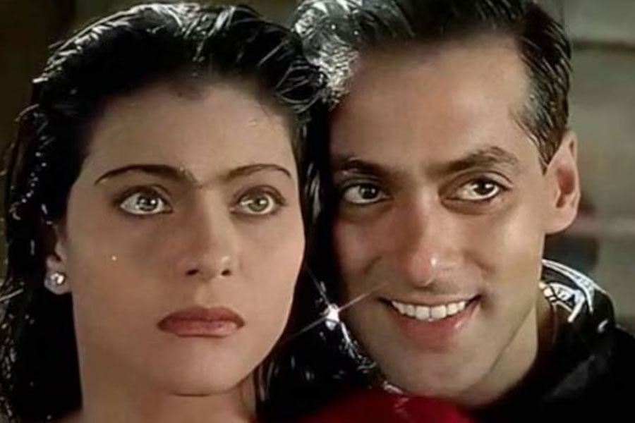 ‘কুছ কুছ হোতা হ্যায়’ ছবিতে অমান চরিত্রে অভিনয় করেন সলমন খান। ক্যামিয়ো হলেও এই চরিত্রের গুরুত্ব কোনও অংশে কম ছিল না। তবে এই চরিত্রে অভিনয় করতে কেউ রাজি হচ্ছিলেন না বলে সাক্ষাৎকারে দাবি করেন কর্ণ।