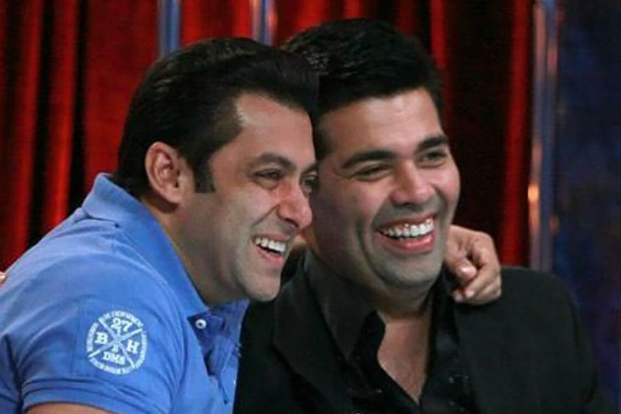 কর্ণের দাবি, বলি অভিনেতা চাঙ্কি পান্ডের বাড়ির এক অনুষ্ঠানে সলমনের সঙ্গে দেখা হয় তাঁর। কর্ণ যে অমান চরিত্রের জন্য অভিনেতার সন্ধানে রয়েছেন তা জানতে পারেন সলমন।