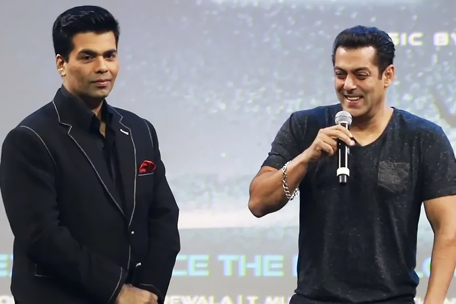 চাঙ্কির বাড়ির অনুষ্ঠানেই কর্ণকে ‘কুছ কুছ হোতা হ্যায়’ ছবির চিত্রনাট্যের খসড়া নিয়ে সলমনের বাড়িতে যেতে বলেন অভিনেতা।