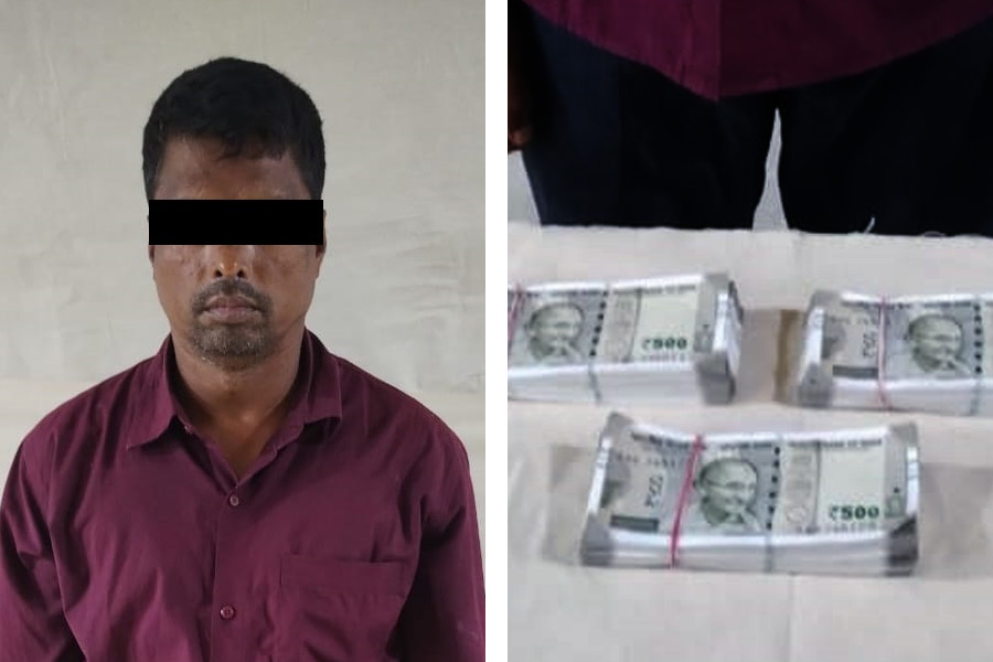 Kolkata Police arrested a person with huge amount of counterfeit currency