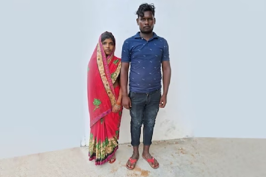 বিয়ের এক বছরের মাথায় বর জানতে পারেন, তাঁর স্ত্রী বিহারের এক যুবকের সঙ্গে প্রেমের সম্পর্কে আছেন।