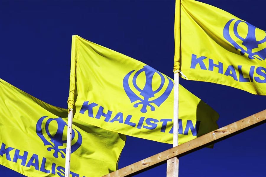 ভারত-কানাডার সম্পর্কের সাম্প্রতিক রসায়নের সূত্রে নতুন করে শিরোনামে উঠে এসেছে খলিস্তানি আন্দোলন। এই আন্দোলনের সমর্থনকারীরা ভারত থেকে বিচ্ছিন্ন হয়ে শিখদের নিয়ে আলাদা রাষ্ট্রের দাবি জানান।