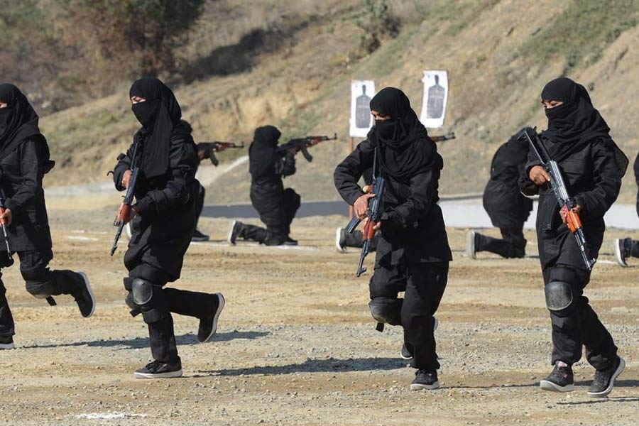 শোনা যায়, আশির দশকের গোড়া থেকে খলিস্তানি জঙ্গিদের নিয়মিত অস্ত্র জোগাতে শুরু করেছিল পাকিস্তানের গুপ্তচর সংস্থা আইএসআই। পাকিস্তানের পঞ্জাব প্রদেশ এবং উত্তর-পশ্চিম সীমান্ত প্রদেশে খলিস্তানিদের আলাদা করে প্রশিক্ষণও দেওয়া হত বলে অভিযোগ।