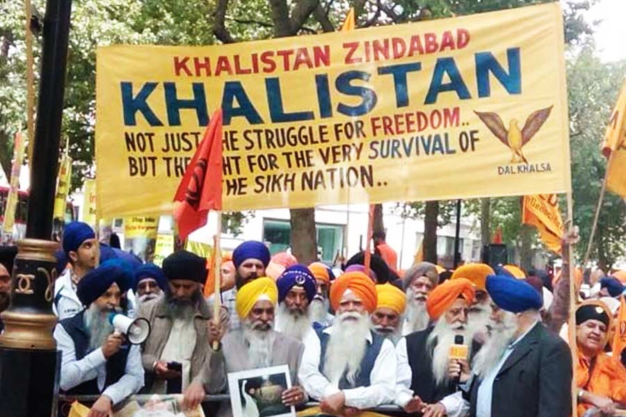 খলিস্তানিদের ঠেকাতে র-কে প্রত্যাঘাতের নির্দেশ দিয়েছিলেন তৎকালীন প্রধানমন্ত্রী রাজীব। নির্দেশ পেয়ে র দু’টি গোপন দল তৈরি করেছিল। তাদের হাতেই ছিল খলিস্তান আন্দোলনকে দমন করার ভার।