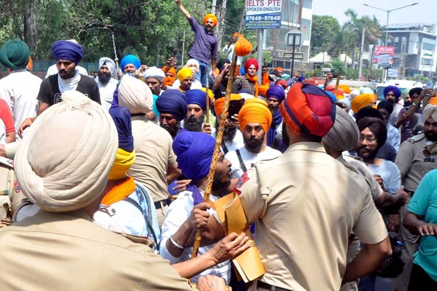 শোনা যায়, ভারতের মাটিতে খলিস্তানি সন্ত্রাসবাদীদের প্রতিটি হামলার জবাব পাকিস্তানের মাটিতে গিয়ে দিয়েছিল র। তবে সবটাই গোপনে। বিশেষত, লাহোর এবং করাচিতে গোপনে একাধিক বোমা হামলা চালানো হয়েছিল বলে শোনা যায়।