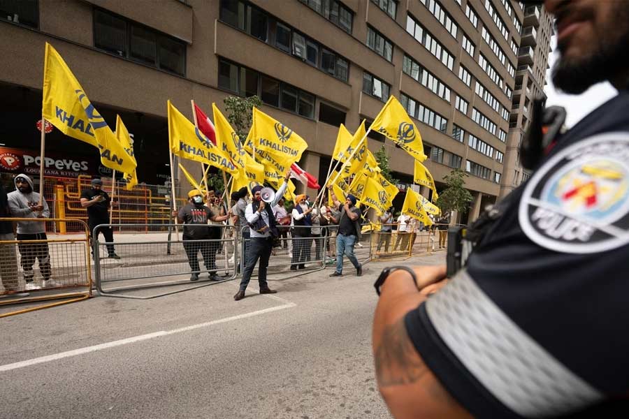 ভারতে নিষিদ্ধ হওয়ার পর খলিস্তানিরা অনেকেই কানাডায় আশ্রয় নিয়েছিলেন। সহজে সেখানকার নাগরিকত্বও পেয়ে যান তাঁরা। কানাডার বিরুদ্ধে ভারতের অভ্যন্তরীণ সমস্যায় নাক গলানো এবং নিষিদ্ধ আন্দোলনকে মদত দেওয়ার অভিযোগ এনেছে নয়াদিল্লি।