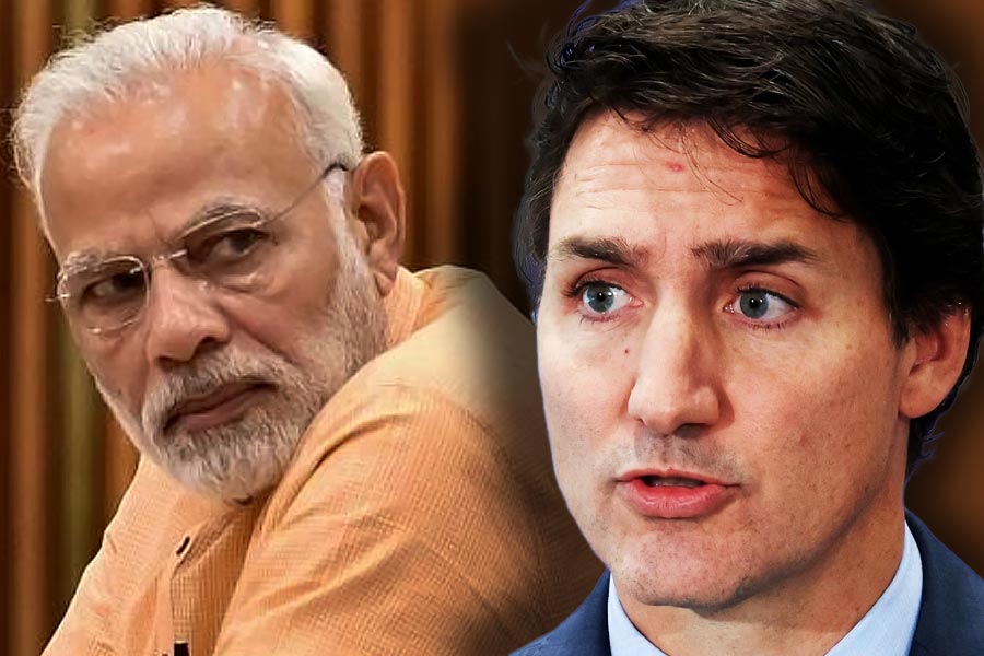 এই ঘটনাপ্রবাহ র-এর গোপন দল ‘টিম-জে’-এর কার্যকলাপকে মনে করাচ্ছে। তবে কেন্দ্রীয় সরকারের কেউই এ নিয়ে মুখ খুলতে রাজি হননি। বরং কানাডার অভিযোগের বিরোধিতাই করছে নয়াদিল্লি।