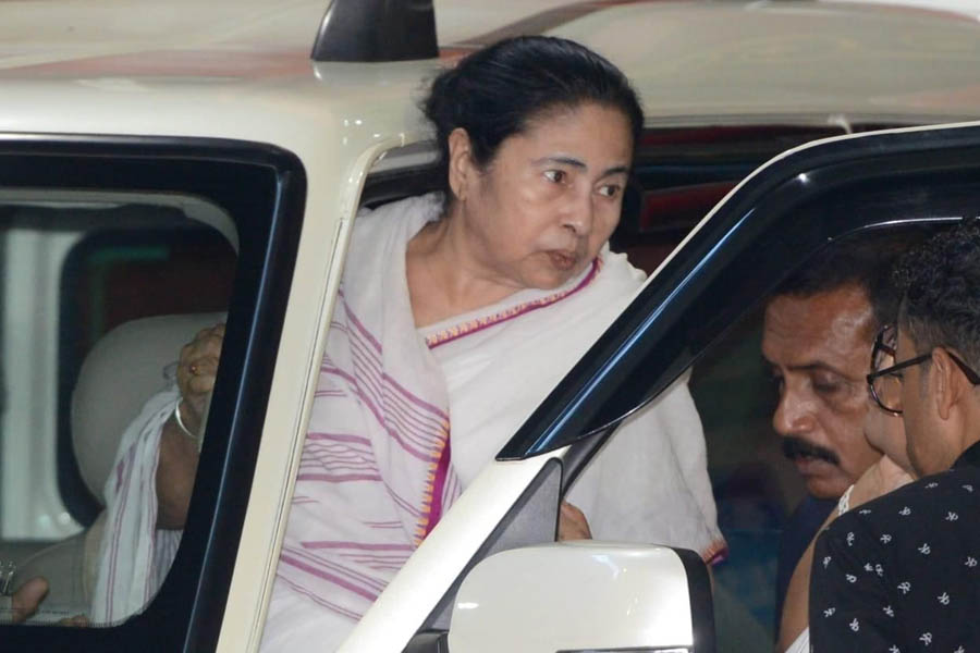 Chief Minister Mamata Banerjee went to SSKM Hospital to show her leg dgtl