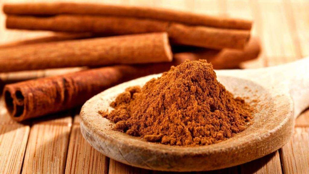 ৩. দারচিনি - গরম মশলার প্রধান উপাদান দারচিনি। এই মশলা শরীরের বাড়তি মেদ ঝরায়, শর্করার মাত্রা বজায় রাখে। অতিরিক্ত খাবার খাওয়ার ইচ্ছেকে কমায়। অনেক ক্ষণ পেট ভর্তি থাকার অনুভূতি দেয়।