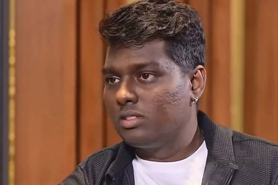 ‘জওয়ান’ ছবির পরিচালনার দায়িত্বে ছিলেন অ্যাটলি। দক্ষিণী ফিল্মজগতের জনপ্রিয় পরিচালক তিনি। ‘জওয়ান’ ছবির মাধ্যমেই বলিপাড়ায় আত্মপ্রকাশ অ্যাটলির।