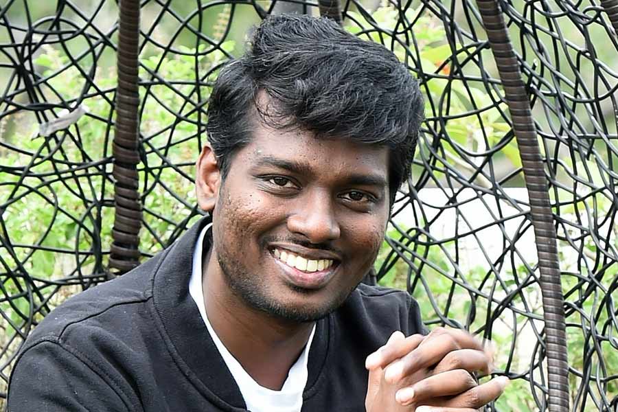 কেরিয়ারের প্রথম হিন্দি ছবি পরিচালনা করেই বাজিমাত করেছেন অ্যাটলি। তবে শুধুমাত্র অ্যাটলি নন, দক্ষিণী ফিল্মজগতের এমন বহু পরিচালক রয়েছেন যাঁরা ব্লকবাস্টার ছবির মাধ্যমে বলিপাড়ায় আত্মপ্রকাশ করেছেন।