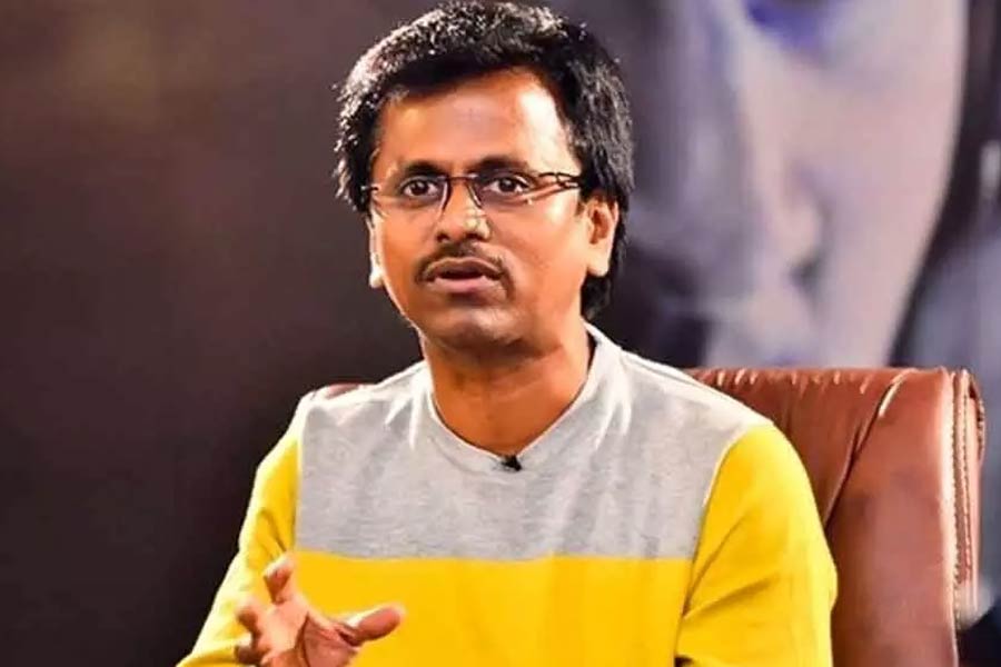 ২০১৫ সালে একটি রিমেক ছবির মাধ্যমে বলিপাড়ায় পা রাখেন মুরগাডোস। ‘গজিনী’ ছবির পরিচালনার দায়িত্বে ছিলেন তিনি। আমির খান অভিনীত এই ছবিটিও বক্স অফিস থেকে ভাল আয় করে।