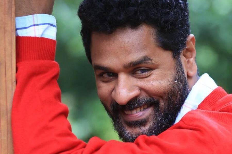 ২০০৯ সালে প্রভু দেবার পরিচালনায় প্রেক্ষাগৃহে মুক্তি পায় ‘ওয়ান্টেড’ ছবিটি। ‘পোক্কিরি’ ছবির হিন্দি রিমেক হল ‘ওয়ান্টেড’।