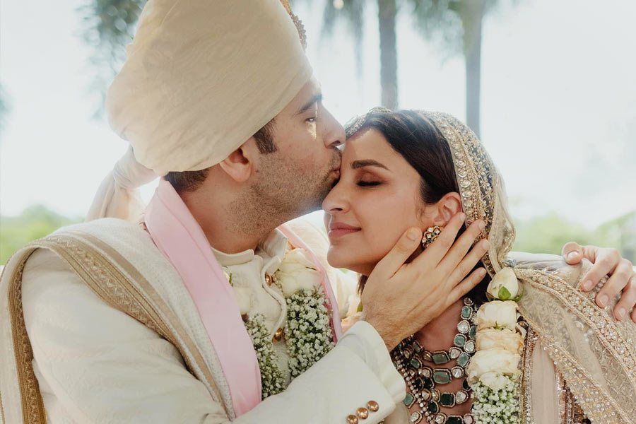 জলখাবারের টেবিল থেকে যে টুকটাক আলাপচারিতা শুরু হয়েছিল তা যেন পূর্ণতা পেল। নতুন জীবনের পথে যাত্রা শুরু বল তাঁদের। সারা জীবন একসঙ্গে পথচলা শুরু করলেন বলি অভিনেত্রী পরিণীতি চোপড়া এবং আম আদমি পার্টির সাংসদ রাঘব চড্ডা। সোমবার সমাজমাধ্যমে নিজেদের বিয়ের ছবি পোস্ট করে নতুন জীবন শুরুর কথা ঘোষণা করলেন তাঁরা।