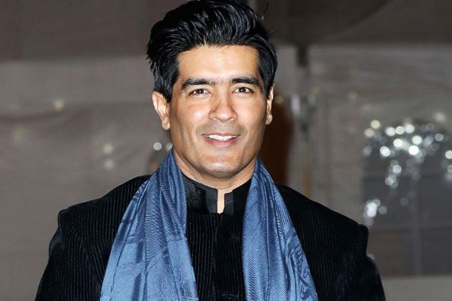 পরিণীতির বিয়ের পোশাক তৈরি করেছিলেন জনপ্রিয় পোশাকশিল্পী মণীশ মলহোত্র। তাঁর পরনে সোনালি-আইভরি রঙের লেহঙ্গা। লেহঙ্গা জুড়ে সিরোস্কি স্টোনের কারুকাজ। গলায় হিরে, পান্না এবং অন্যান্য পোলকি পাথরের কারুকাজ করা চওড়া নেকপিস। মাথায় স্টোনের টিকলি। কানে কানপাশা।