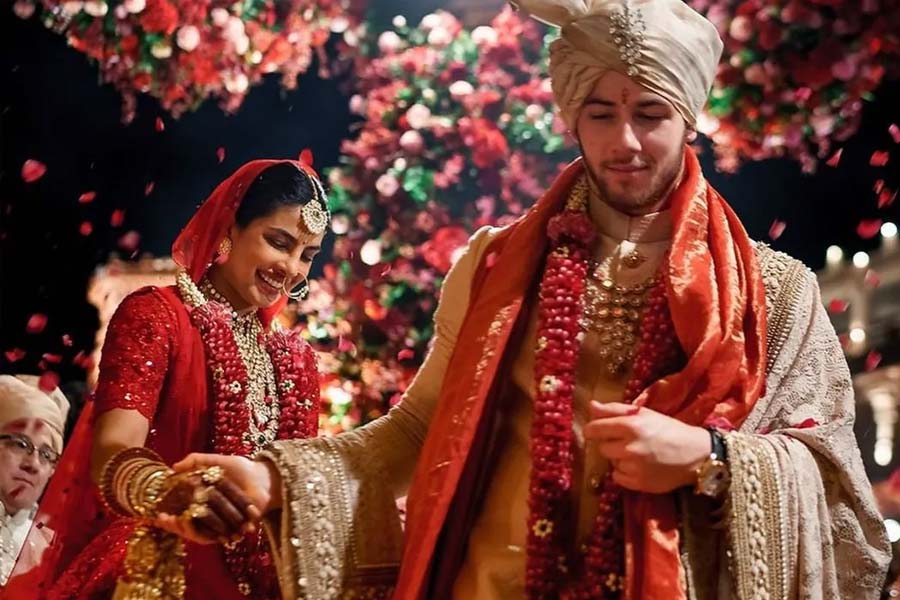 পরিণীতির দিদি প্রিয়ঙ্কা চোপড়ার অনুপ্রেরণা থেকেই জীবনসঙ্গীর নাম বোনা ভেলের অবতারণা বলে বলিপাড়ার একাংশের অনুমান। নিজের ‘হোয়াইট ওয়েডিং’-এর জন্য নিক জোনাসের নাম লেখা ভেল পরেছিলেন প্রিয়ঙ্কা।