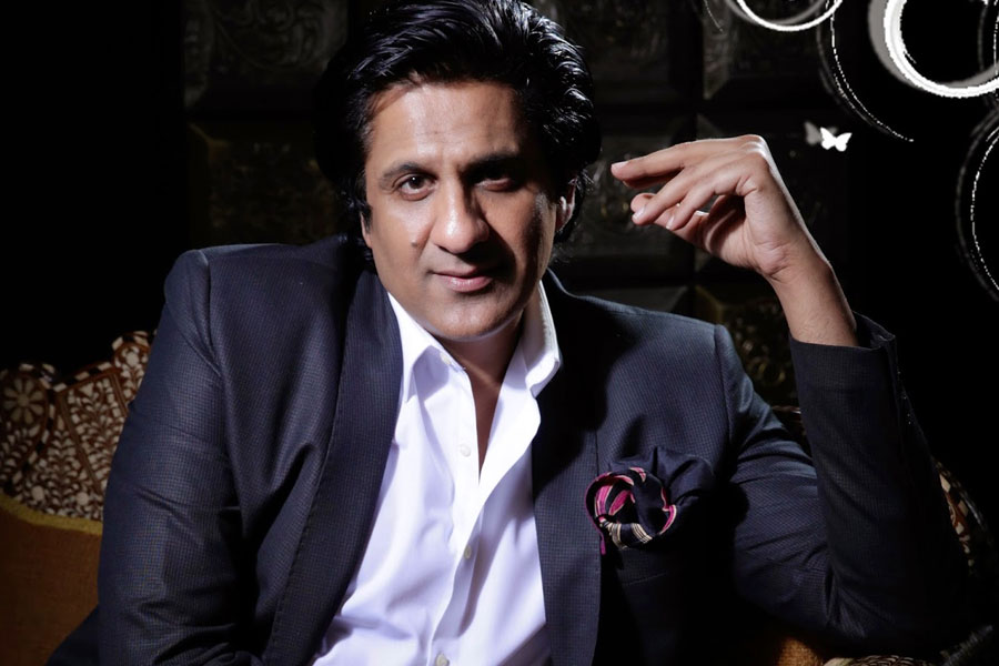 রাঘব সেজেছেন পোশাকশিল্পী পবন সচদেবের পোশাকে। তাঁর পরনে সাদা শেরওয়ানি। মাথায় সোনালি পাগড়ি, কাঁধে ওড়না এবং গলায় মোতির মালা। রাঘবের বিয়ের সাজ ছিমছাম হলেও তার মধ্যে ধরা দিয়েছে আভিজাত্য।