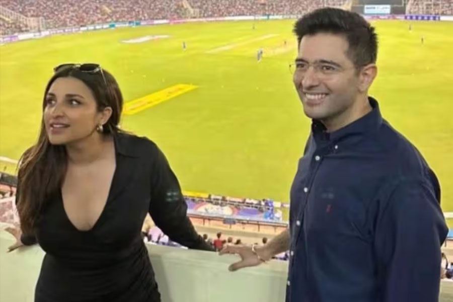 বিয়ে উপলক্ষে গত সপ্তাহের প্রথম দিকে মুম্বই থেকে দিল্লির উদ্দেশে রওনা দিয়েছিলেন পরিণীতি। দিল্লিতে রাঘবের বাড়িতে একাধিক অনুষ্ঠানের আয়োজন করা হয়েছিল। সেই অনুষ্ঠানের মধ্যে ছিল একটি ক্রিকেট ম্যাচও। ক্রিকেটের মাঠে মুখোমুখি হয়েছিলেন চোপড়া ও চড্ডা পরিবারের সদস্যেরা।