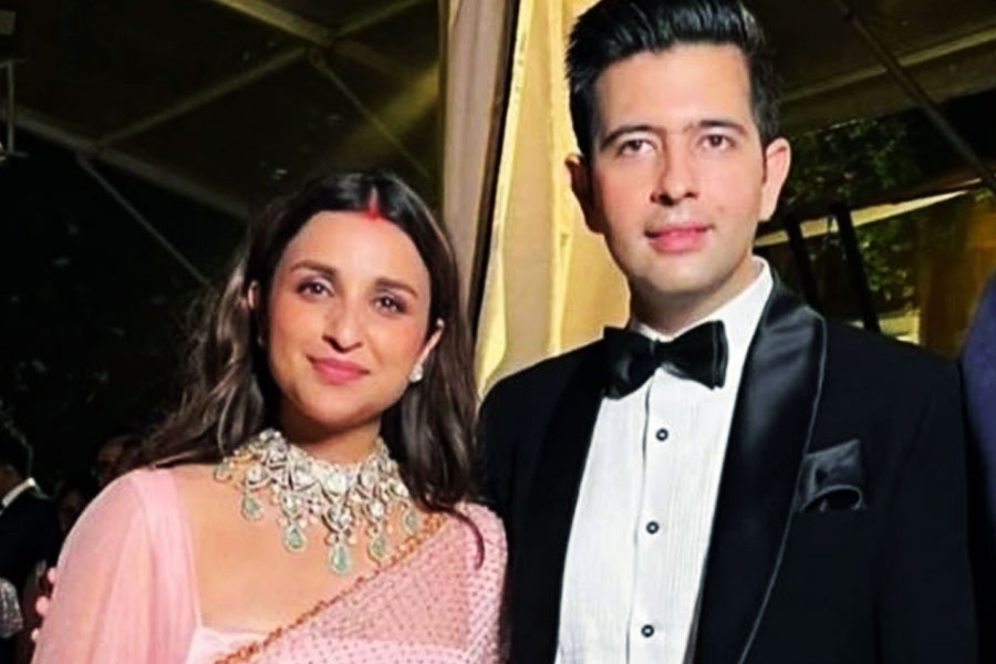 গোধূলিবেলায় ‘ইয়ে জওয়ানি হ্যায় দিওয়ানি’র ‘কবীরা’ গানে বিদায় হল নববধূ পরিণীতির। বিয়ের পর রাত সাড়ে ৮টা নাগাদ তাজ লীলা প্যালেসে নবদম্পতির রিসেপশন পার্টি হয়। সেই পার্টিতে নববধূর পরনে ছিল গোলাপি শাড়ি, রাঘব পরেছিলেন কালো টাক্সিডো।