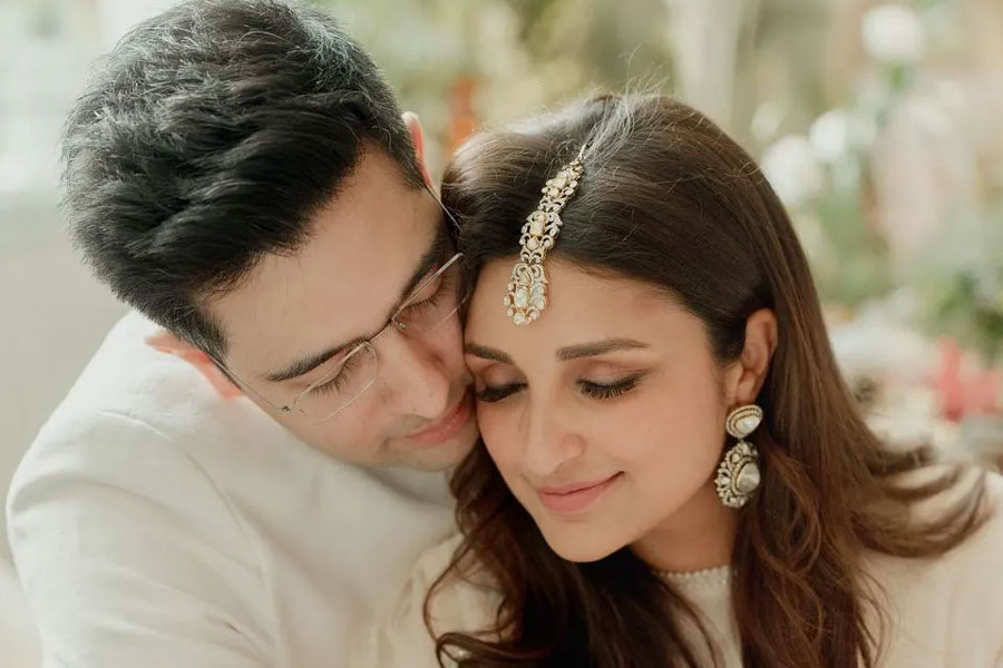 শুক্রবার সকালে রাজস্থানের উদয়পুরে যান পরিণীতি এবং রাঘব। শনিবার দুপুরে সেখানকার এক বিলাসবহুল হোটেলে ‘ওয়েলকাম লাঞ্চ’-এর মধ্যে  দিয়ে শুরু হয়েছিল পরিণীতি এবং রাঘবের বিয়ের অনুষ্ঠান।