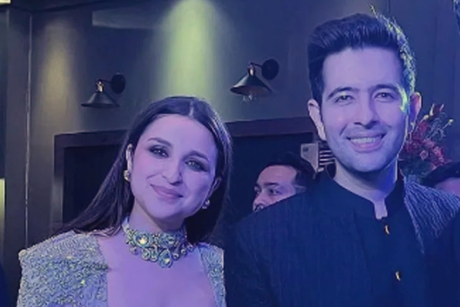 ‘ওয়েলকাম লাঞ্চ’-এর পর গায়েহলুদ, সঙ্গীত ও মেহেন্দির অনুষ্ঠানের আয়োজন করা হয়। রাঘব এবং পরিণীতির সঙ্গীতের অনুষ্ঠানে পারফর্ম করেন গায়ক নবরাজ হংস। সঙ্গীতের অনুষ্ঠানের জন্য নব্বইয়ের দশকের নস্টালজিয়া জড়ানো থিম পার্টির আয়োজন করেছিলেন হবু দম্পতি।