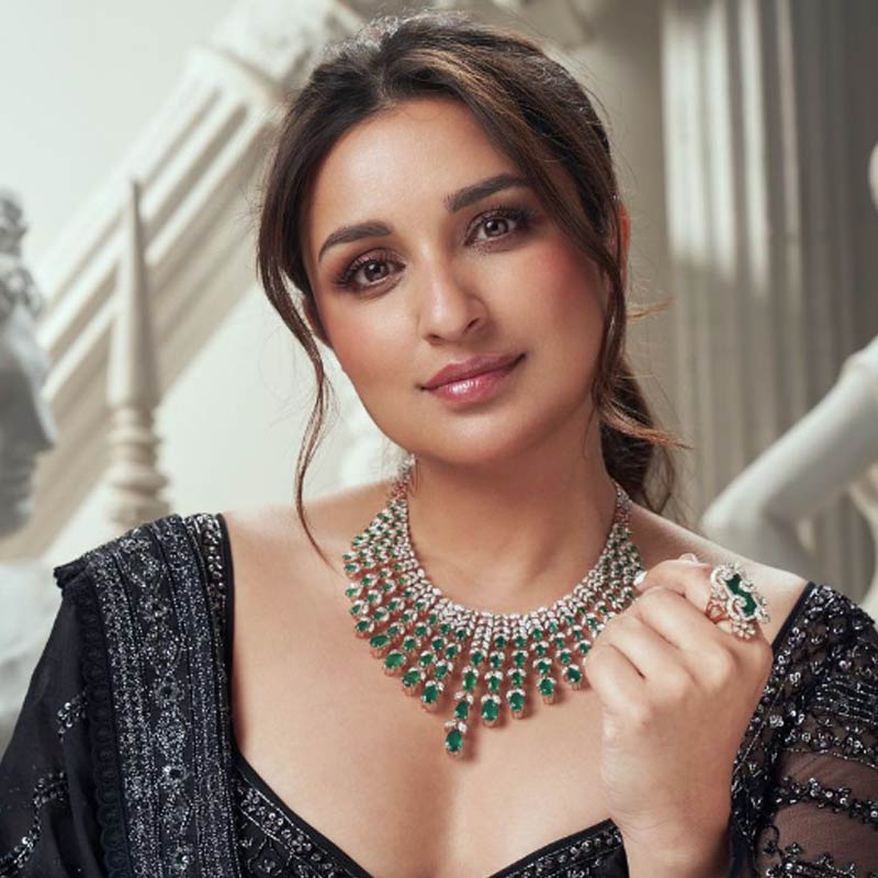 পরিণীতি এবং রাঘবের সঙ্গীতের পার্টিতে ছিল ম্যাগি ও ক্যান্ডি ফ্লসের কাউন্টার। আমন্ত্রিত অতিথিদের জন্য উপহারে ছিল গানের ক্যাসেট। বলিপাড়া সূত্রে খবর, সেই ক্যাসেটের ‘প্লেলিস্ট’ বা গানের তালিকা তৈরি করেছিলেন অভিনেত্রী নিজেই।