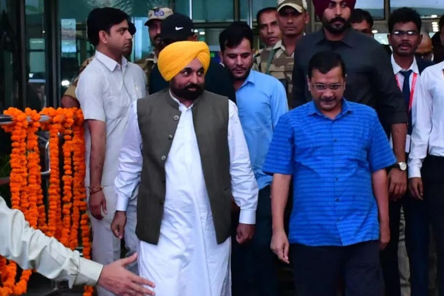 রাঘবের তরফে বরযাত্রীর দলে উপস্থিত ছিলেন নয়াদিল্লির মুখ্যমন্ত্রী অরবিন্দ কেজরিওয়াল,পঞ্জাবের মুখ্যমন্ত্রী ভগবন্ত সিংহ মানের মতো রাজনৈতিক ব্যক্তিত্ব। অতিথিদের তালিকায় ছিলেন শিবসেনা নেতা আদিত্য ঠাকরেও।