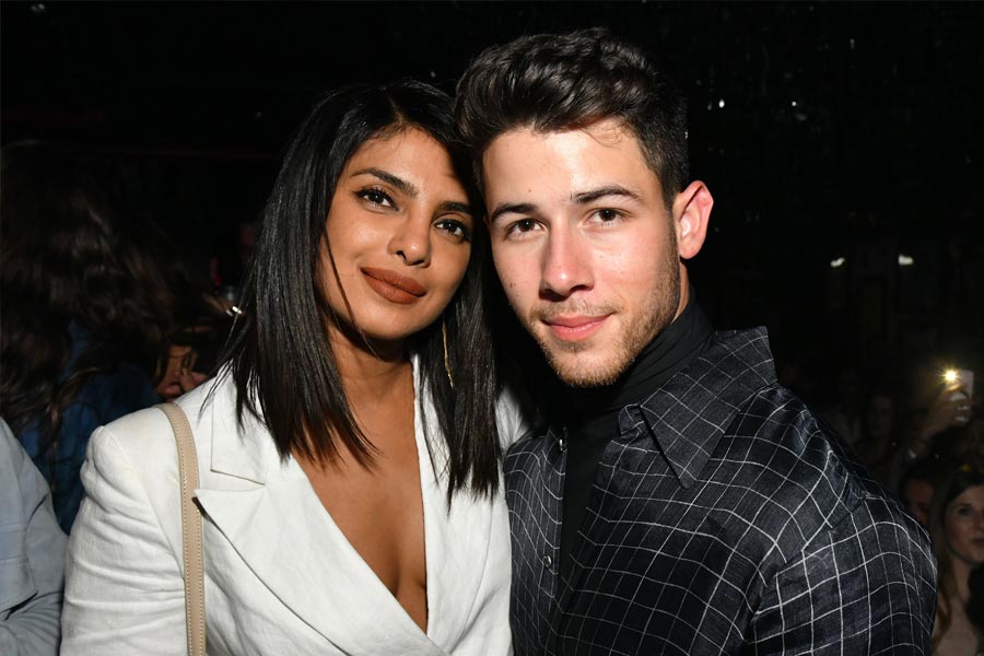 তবে পরিণীতির বিয়েতে দেখা গেল না তাঁর দিদি প্রিয়ঙ্কাকে। উপস্থিত ছিলেন না প্রিয়ঙ্কার স্বামী নিক জোনাস অথবা জোনাস পরিবারের কোনও সদস্য। তবে উপস্থিত ছিলেন প্রিয়ঙ্কার মা মধু চোপড়া।