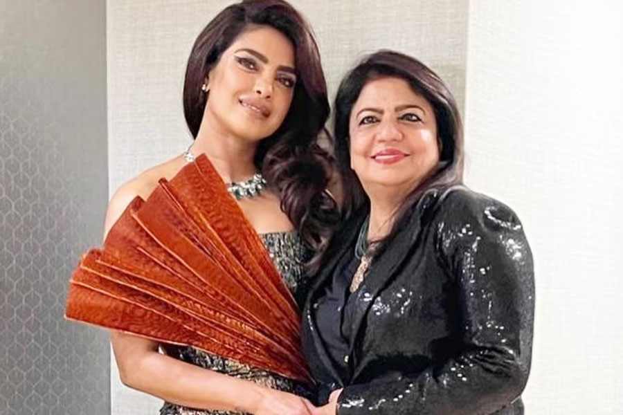 বোন পরিণীতির বিয়ের অনুষ্ঠানে প্রিয়ঙ্কা কেন হাজির থাকতে পারেননি তার নেপথ্যকারণ জানান মধু। মধু জানান, প্রিয়ঙ্কা বর্তমানে তাঁর কাজকর্ম নিয়ে এতটাই ব্যস্ত হয়ে পড়েছেন যে পরিণীতির বিয়েতে আসার জন্য সময় বার করতে পারেননি। যদিও সমাজমাধ্যমে বোনকে নতুন জীবনের জন্য শুভেচ্ছা জানাতে ভোলেননি প্রিয়ঙ্কা।