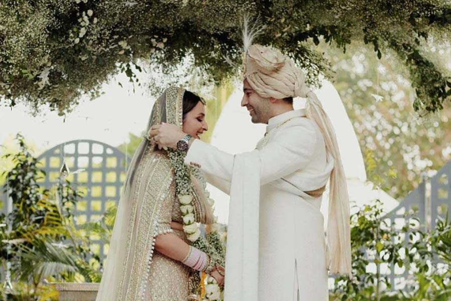 মধু আরও জানান, পরিণীতি এবং রাঘব তাঁদের বিয়ে উপলক্ষে কোনও উপহার গ্রহণ করেননি। তাই নবদম্পতিকে বুকভরা ভালবাসা এবং আশীর্বাদ দিয়েছেন প্রিয়ঙ্কার মা।