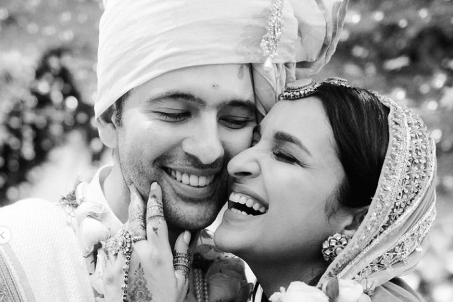 চলতি বছরের ১৩ মে নয়াদিল্লির কপূরথলা হাউসে রাঘবের সঙ্গে বাগ্‌দান সেরেছিলেন পরিণীতি। চার মাস পর নতুন জীবনের সূচনা করলেন নবদম্পতি।