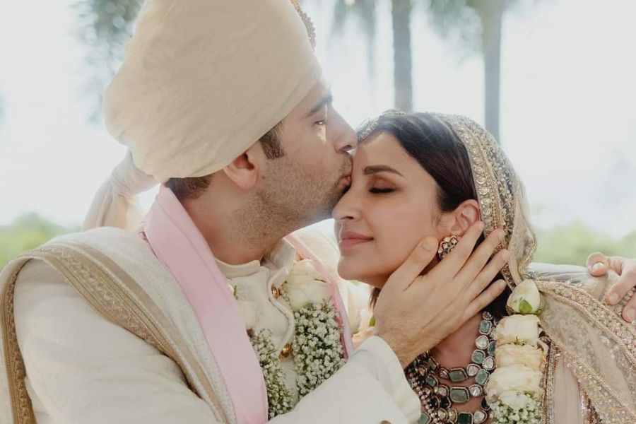 তাঁদের বিয়ে নিয়ে সারা দেশের সংবাদ মাধ্যমে আলোচনার শেষ ছিল না। কবে, কোথায় বিয়ে,  কী পরছেন বর ও কনে, অতিথিদের তালিকায় থাকছেন কারা, জল্পনা ও কল্পনা থেকে বাদ ছিল না কিছুই। অবশেষে বহু আলোচিত দম্পতি রাঘব-পরিণীতি বিয়ে সারলেন।