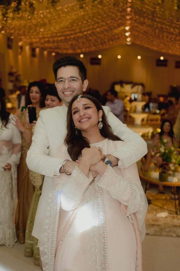 মে মাসে বাগদান সেরে ফেলার পরেই তাঁদের সম্পর্ক নিয়ে বহু লেখালেখি হয়ে চলেছে। দুধ সাদা ও হালকা গোলাপী থিমের বাগদানের সাজের পাশাপাশি,  কিছু মিষ্টি মুহুর্ত, সমাজ মাধ্যমের কোণায় কোণায় ঘুরে বেরিয়েছে। দুজনেই ছিমছাম অভিজাত সাজে মন জিতেছিলেন সবার।  