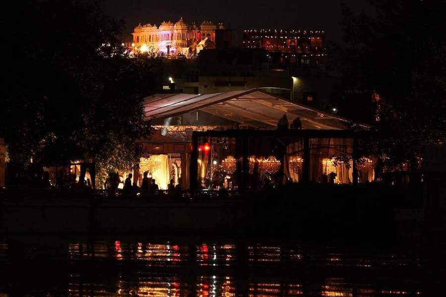 উদয়পুরের পিছোলা হ্রদের ধারে বিয়ের মণ্ডপ সাজিয়ে চার হাত এক হল তাঁদের রবিবার সেপ্টেম্বরের বেলায়। তবে তার আগের দিনে রাতেই ধুমধাম করে সঙ্গীতের অনুষ্ঠান পালন করেছেন দু’জন। 