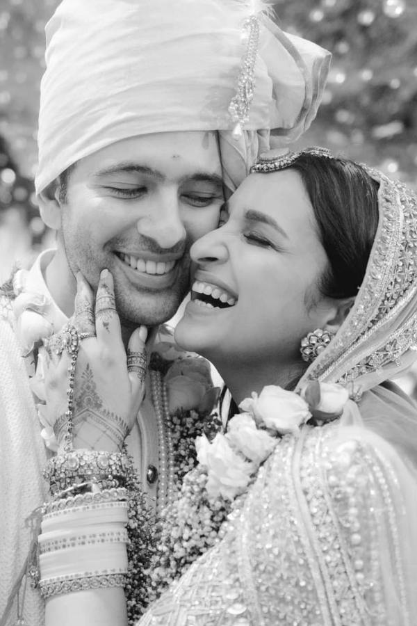  তা হলে কি পাথর- সিক্যুইন বসানোস এক রঙা কারুকাজ করা প্যাস্টেল শেডের লেহেঙ্গা বা শাড়িই এই বছরের পুজোর আগের ফ্যাশন ট্রেন্ড? 