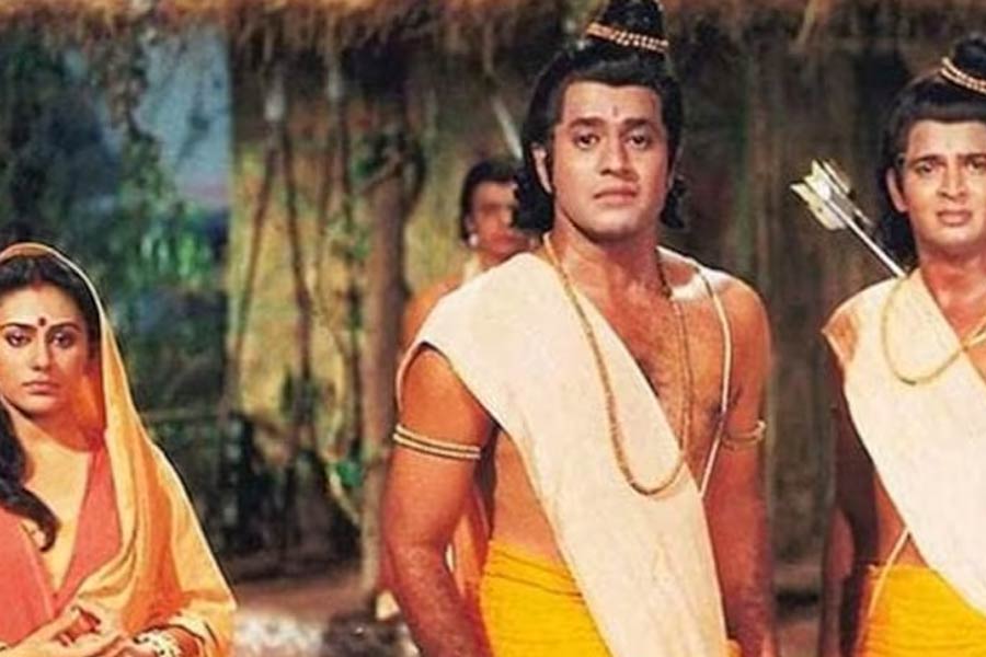 আশির দশকে দূরদর্শনে ‘রামায়ণ’ এবং মহাভারত’ ধারাবাহিক দু’টি এতটাই জনপ্রিয় হয়ে ওঠে যে দর্শকের মনে তার ছোঁয়া এখনও লেগে রয়েছে। সেই কারণেই বোধ হয় কোভিড অতিমারির সময় আবার এই দু’টি ধারাবাহিক পুনর্সম্প্রচার করার সিদ্ধান্ত নেওয়া হয়।