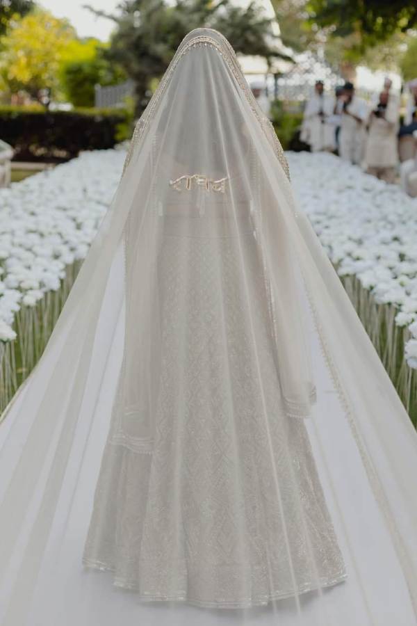 চমক ছিল তাঁর ওড়নাতেও। সাদা স্বচ্ছ ওড়নায় সোনালি জরির সুতো দিয়ে ‘রাঘব’ বুনে তোলা হয়েছে।  রবিবার রাত পেরিয়ে সোমবার সকালে নিজের নিজের সমাজমাধ্যমের পাতায় দু’জনেই এক সঙ্গে প্রকাশ করেছেন তাঁদের বিয়ের বাছাই করা কিছু মুহূর্ত। বহু আলোচিত সেই ছবিগুলি নিয়ে এর মধ্যেই দেশ জুড়ে শুরু গিয়েছে আলোচনা ও সমালোচনা। 