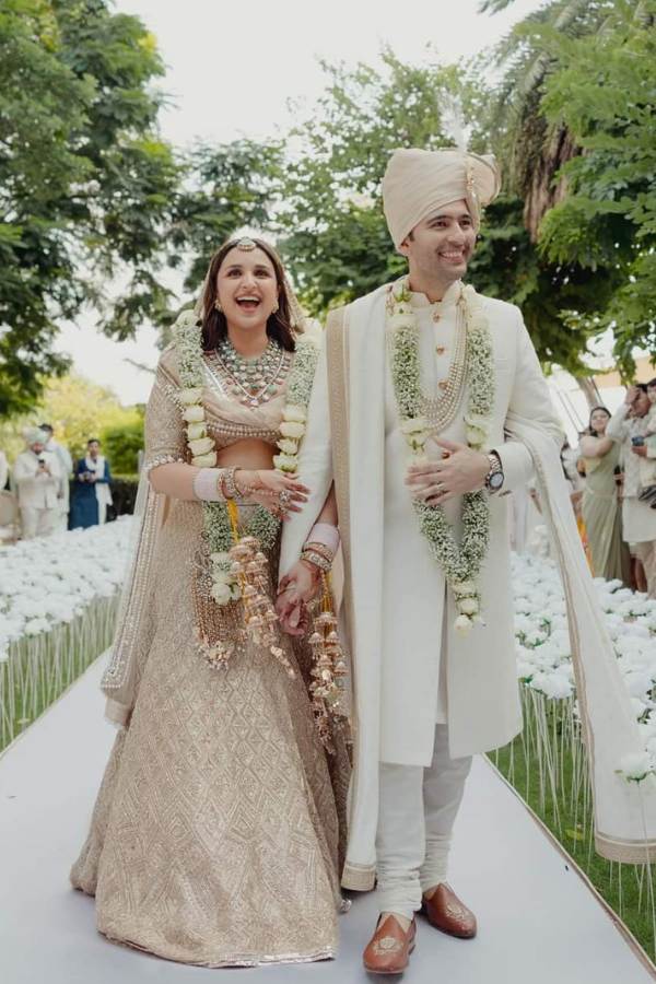 পরিণীতির বিয়ের সাজের সঙ্গে আলানা পান্ডে,  কিয়ারা আডবাণী,  আলিয়া ভাট বা আথিয়া শেট্টী, সবার বিয়ের সাজেরই বিশেষ মিল পাওয়া যাচ্ছে।