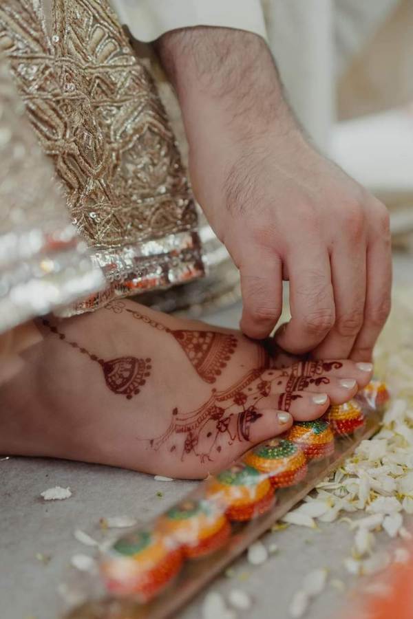 তবে বিয়ের দিনের সাজে নতুনত্ব তেমন কিছু ছিল না বললেই চলে। ইদানীং বলিউডের বিয়ের রীতিতে ভারী কারুকাজ করা নরম রঙের লেহেঙ্গার বিশেষ চল হয়েছে। বর ও কনে মিলিয়ে একই থিমের মানানসই পোশাক পরেন সবাই, অন্যথা হয়নি। 